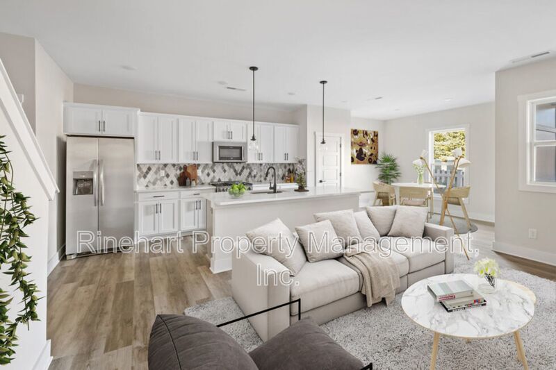 LUXURY TOWNHOME w/ Garage Parking ***RENT SPECIAL: $0 FIRST MONTH'S RENT*** property image