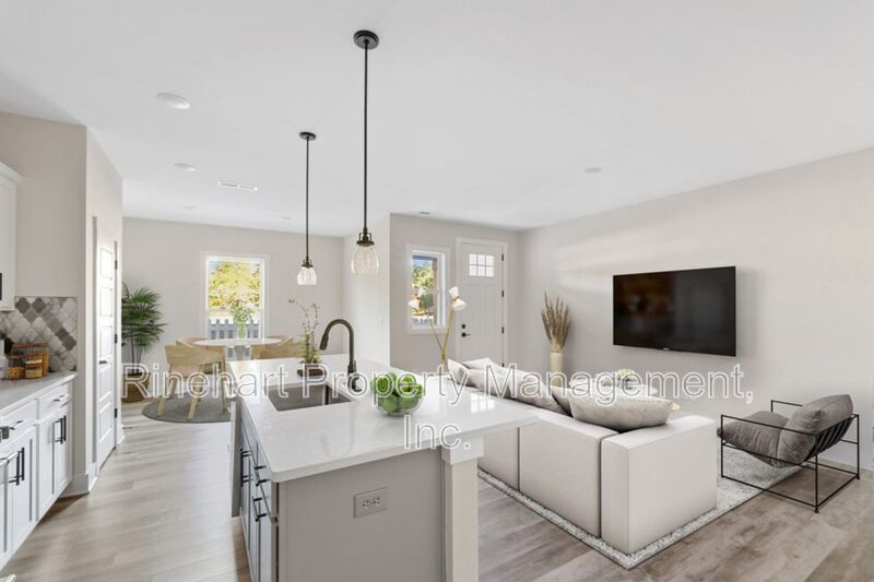 LUXURY TOWNHOME w/ Garage Parking ***RENT SPECIAL: $0 FIRST MONTH'S RENT*** property image