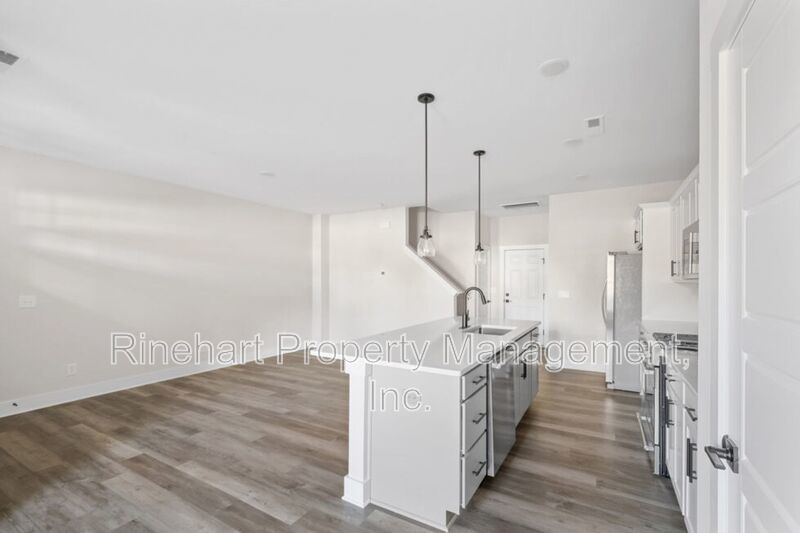 LUXURY TOWNHOME w/ Garage Parking ***RENT SPECIAL: $0 FIRST MONTH'S RENT*** property image