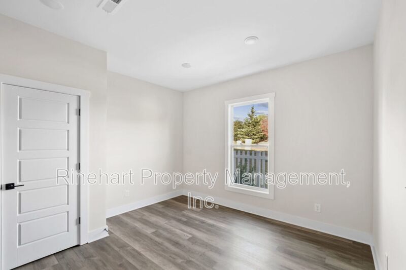 LUXURY TOWNHOME w/ Garage Parking ***RENT SPECIAL: $0 FIRST MONTH'S RENT*** property image