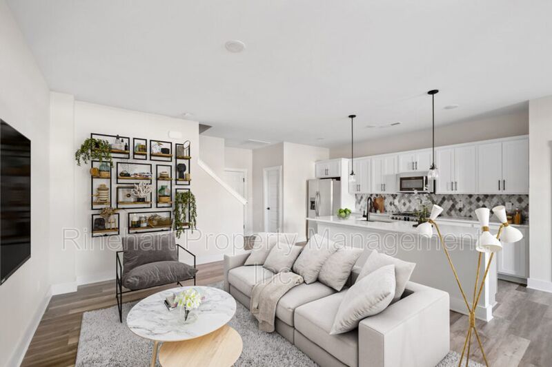 LUXURY TOWNHOME w/ Garage Parking ***RENT SPECIAL: $0 FIRST MONTH'S RENT*** property image