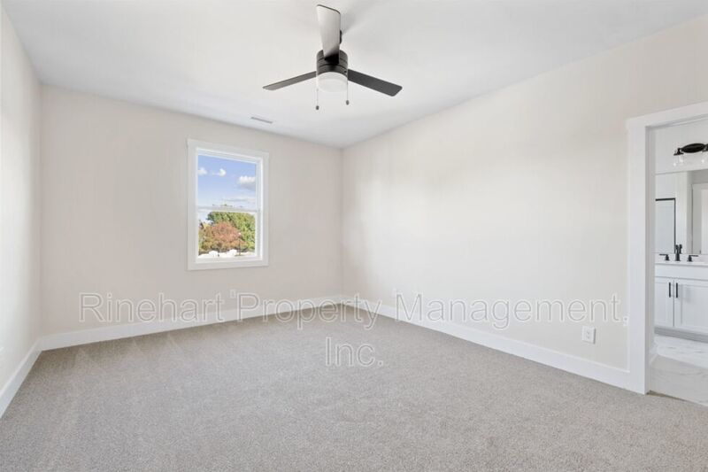 LUXURY TOWNHOME w/ Garage Parking ***RENT SPECIAL: $0 FIRST MONTH'S RENT*** property image