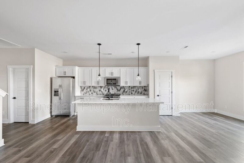 LUXURY TOWNHOME w/ Garage Parking ***RENT SPECIAL: $0 FIRST MONTH'S RENT*** property image