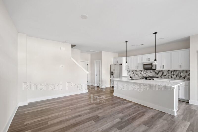 LUXURY TOWNHOME w/ Garage Parking ***RENT SPECIAL: $0 FIRST MONTH'S RENT*** property image