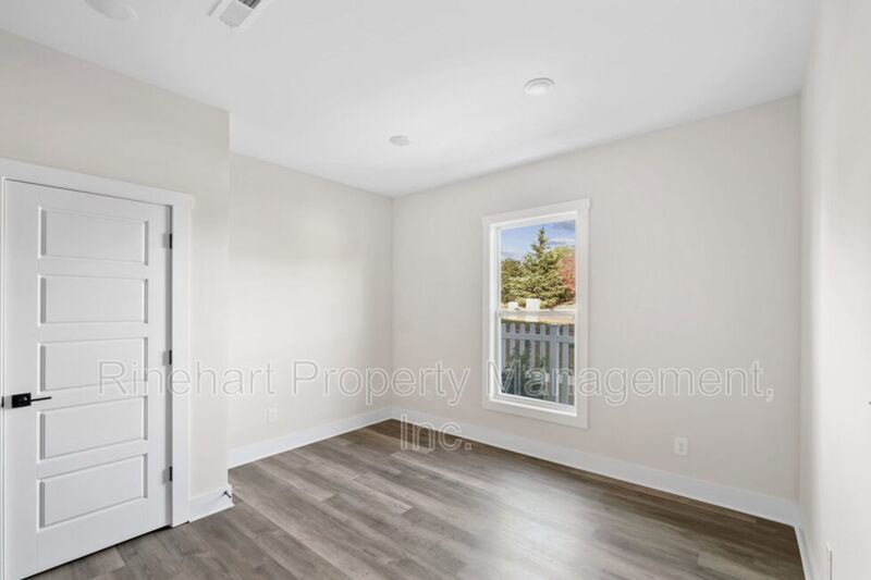 LUXURY TOWNHOME w/ Garage Parking ***RENT SPECIAL: $0 FIRST MONTH'S RENT*** property image