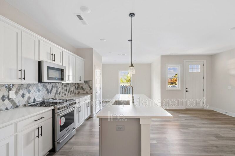 LUXURY TOWNHOME w/ Garage Parking ***RENT SPECIAL: $0 FIRST MONTH'S RENT*** property image