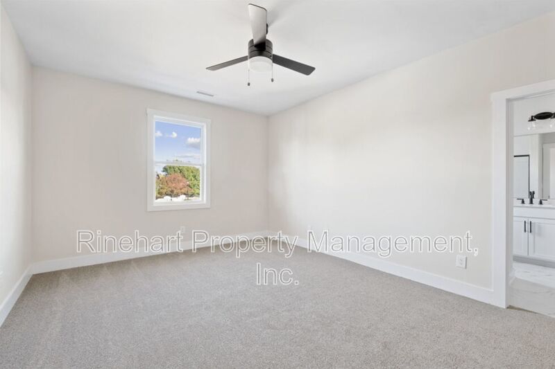 LUXURY TOWNHOME w/ Garage Parking ***RENT SPECIAL: $0 FIRST MONTH'S RENT*** property image