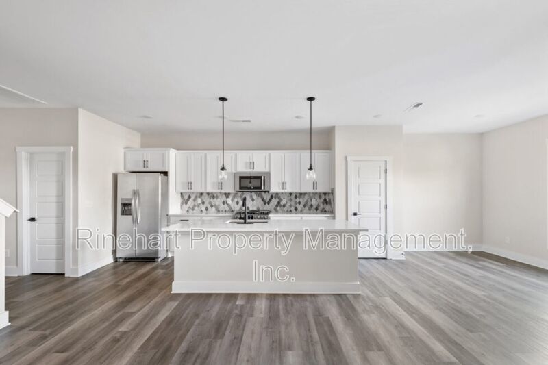 LUXURY TOWNHOME w/ Garage Parking ***RENT SPECIAL: $0 FIRST MONTH'S RENT*** property image