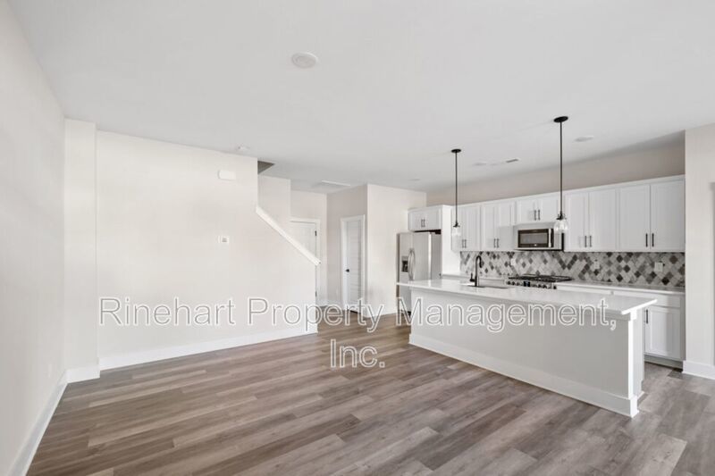 LUXURY TOWNHOME w/ Garage Parking ***RENT SPECIAL: $0 FIRST MONTH'S RENT*** property image