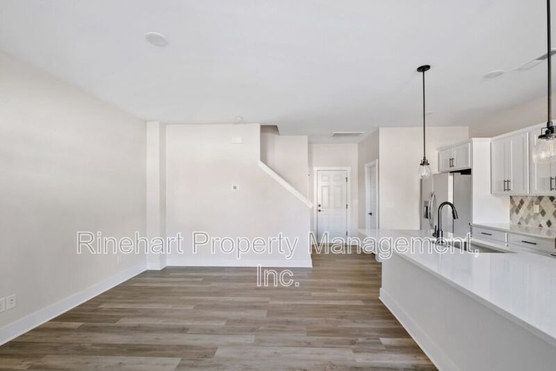 LUXURY TOWNHOME w/ Garage Parking ***RENT SPECIAL: $0 FIRST MONTH'S RENT*** property image
