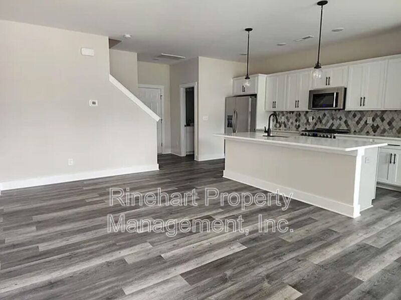 LUXURY TOWNHOME w/ Garage Parking ***RENT SPECIAL: $0 FIRST MONTH'S RENT*** property image