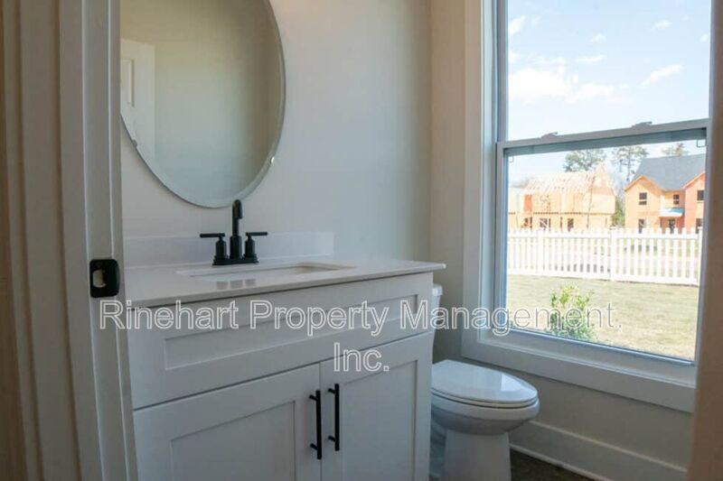 LUXURY TOWNHOME w/ Garage Parking ***RENT SPECIAL: $0 FIRST MONTH'S RENT*** property image