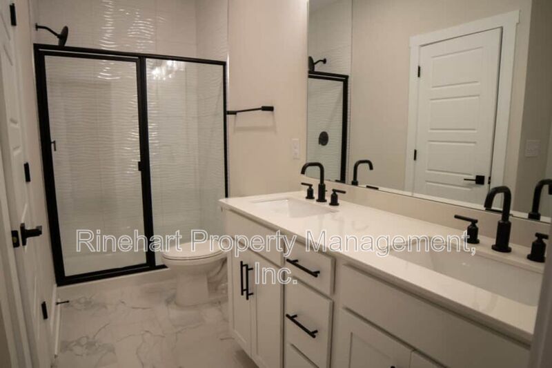 LUXURY TOWNHOME w/ Garage Parking ***RENT SPECIAL: $0 FIRST MONTH'S RENT*** property image