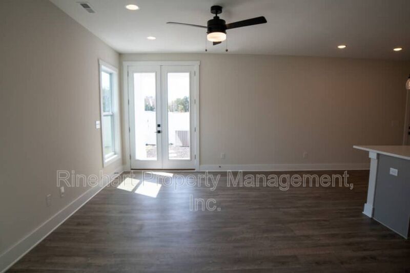 LUXURY TOWNHOME w/ Garage Parking ***RENT SPECIAL: $0 FIRST MONTH'S RENT*** property image