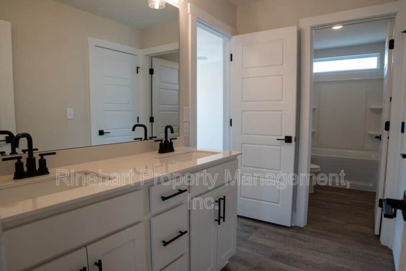 LUXURY TOWNHOME w/ Garage Parking ***RENT SPECIAL: $0 FIRST MONTH'S RENT*** property image