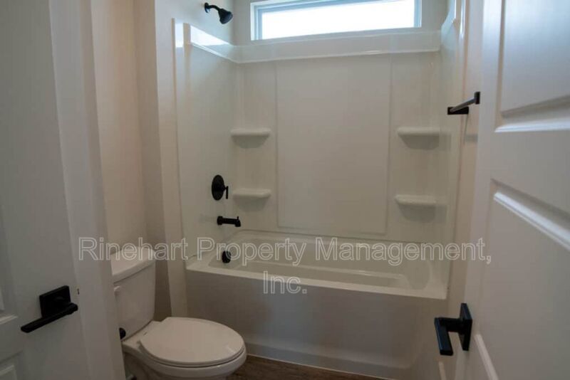 LUXURY TOWNHOME w/ Garage Parking ***RENT SPECIAL: $0 FIRST MONTH'S RENT*** property image