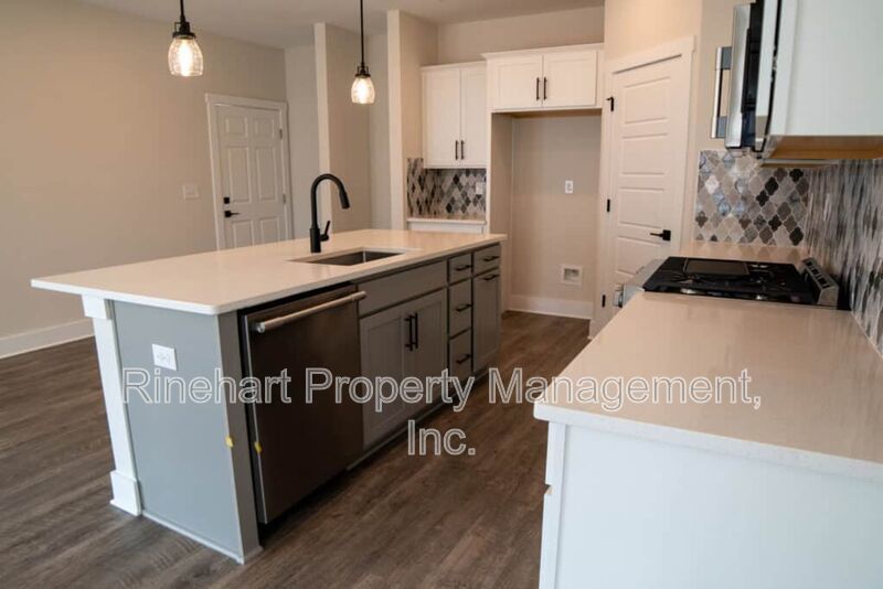 LUXURY TOWNHOME w/ Garage Parking ***RENT SPECIAL: $0 FIRST MONTH'S RENT*** property image