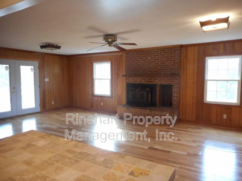 Beautiful 4 Bedroom 2 Bath Ranch Home on India Hook property image