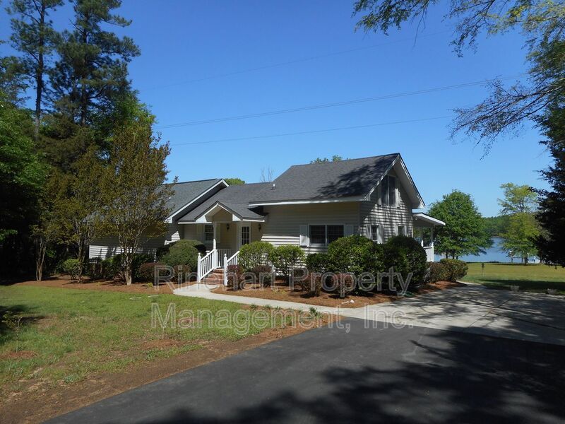 Lake Front 2-Bedroom Home on Beautiful Lake Wylie with a Dock and Boat Lift property image