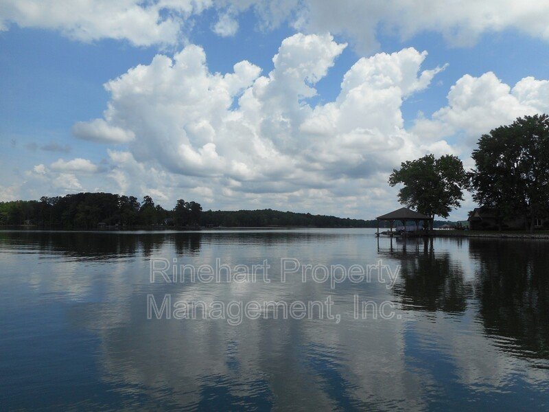 Lake Front 2-Bedroom Home on Beautiful Lake Wylie with a Dock and Boat Lift property image