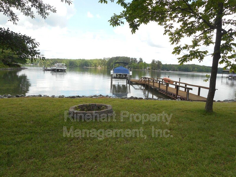 Lake Front 2-Bedroom Home on Beautiful Lake Wylie with a Dock and Boat Lift property image