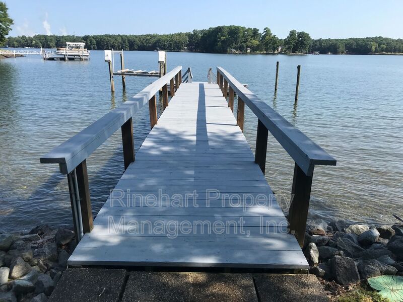 Lake Front 2-Bedroom Home on Beautiful Lake Wylie with a Dock and Boat Lift property image