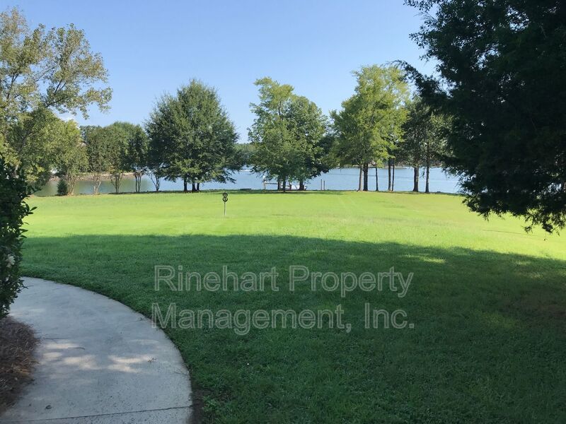 Lake Front 2-Bedroom Home on Beautiful Lake Wylie with a Dock and Boat Lift property image