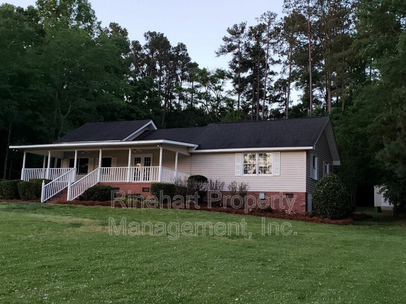 Lake Front 2-Bedroom Home on Beautiful Lake Wylie with a Dock and Boat Lift property image
