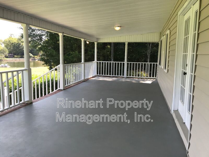 Lake Front 2-Bedroom Home on Beautiful Lake Wylie with a Dock and Boat Lift property image