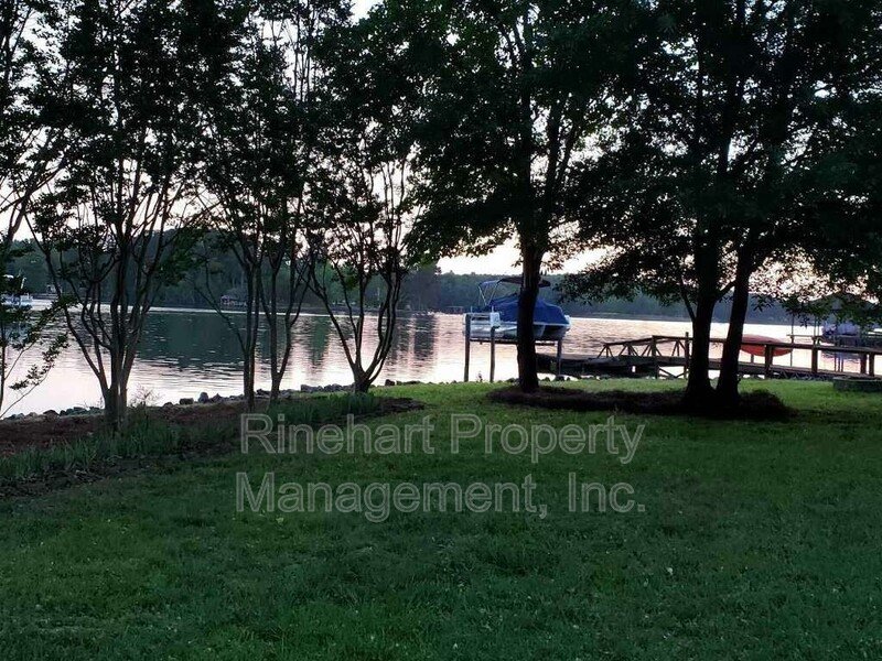 Lake Front 2-Bedroom Home on Beautiful Lake Wylie with a Dock and Boat Lift property image