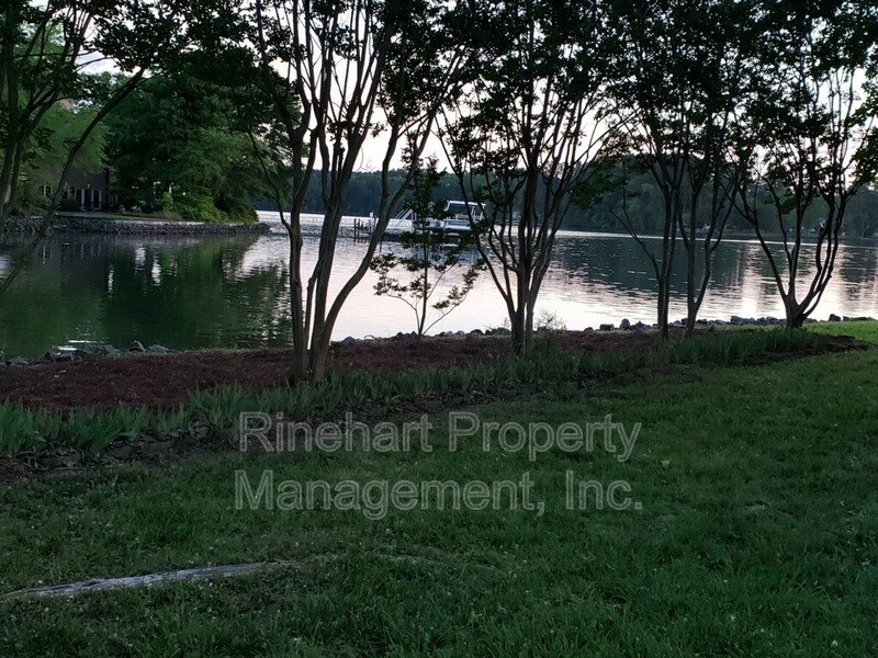 Lake Front 2-Bedroom Home on Beautiful Lake Wylie with a Dock and Boat Lift property image