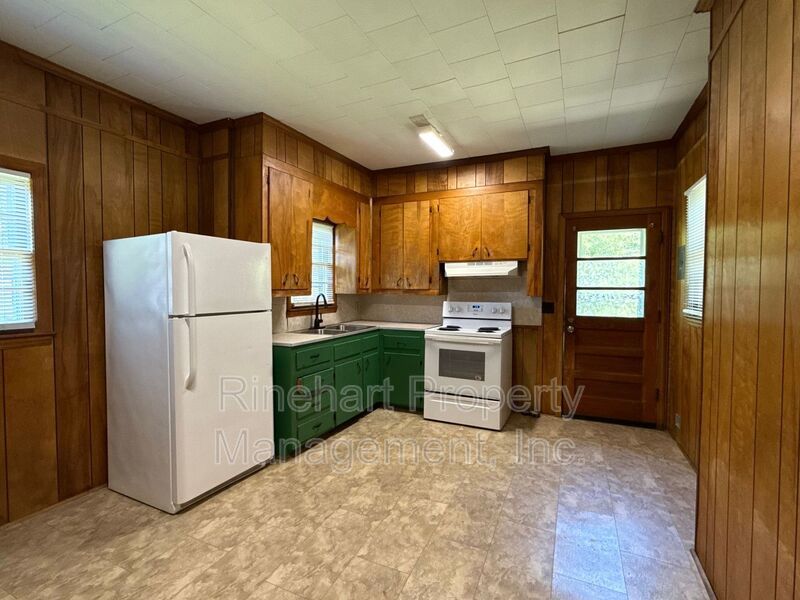 3 Bedroom 1 Bath Home With Large Front Porch property image