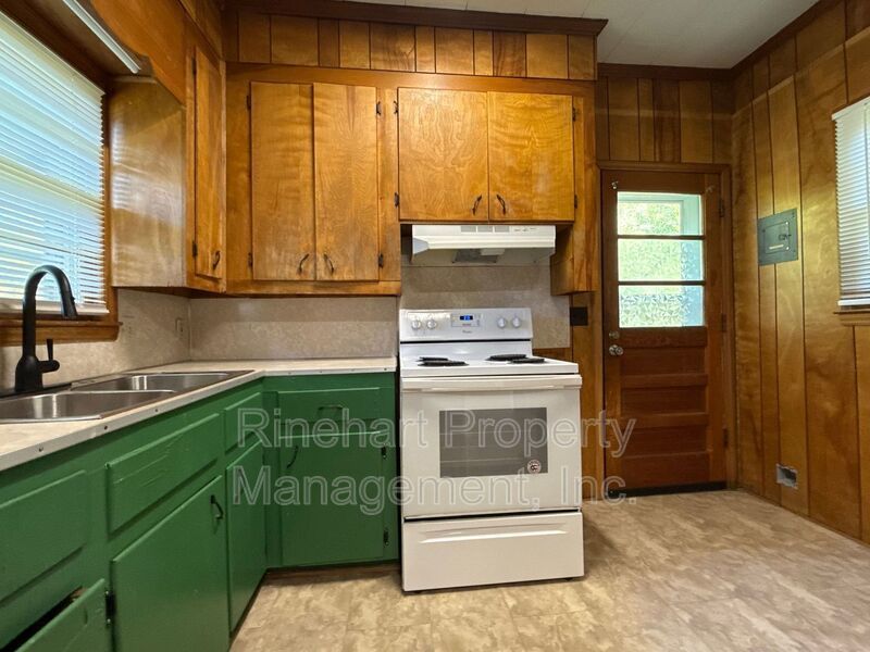 3 Bedroom 1 Bath Home With Large Front Porch property image