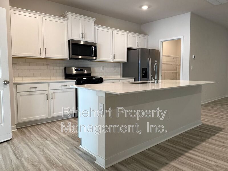 BRAND NEW TOWNHOME w/ Garage Parking ***RENT SPECIAL: $0 FIRST MONTH'S RENT*** property image