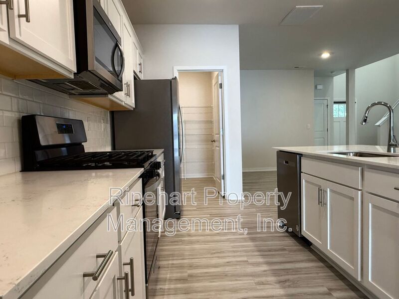 BRAND NEW TOWNHOME w/ Garage Parking ***RENT SPECIAL: $0 FIRST MONTH'S RENT*** property image
