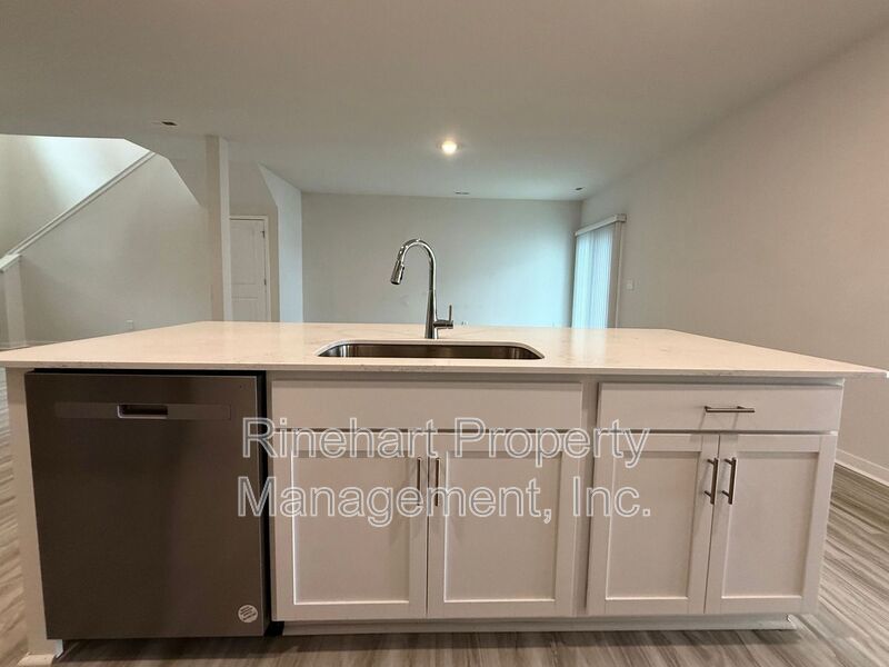 BRAND NEW TOWNHOME w/ Garage Parking ***RENT SPECIAL: $0 FIRST MONTH'S RENT*** property image