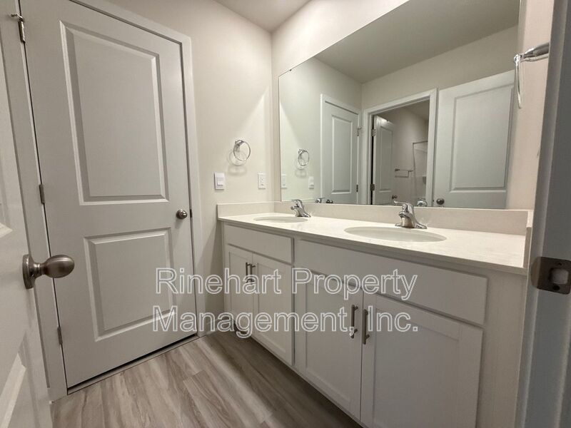 BRAND NEW TOWNHOME w/ Garage Parking ***RENT SPECIAL: $0 FIRST MONTH'S RENT*** property image