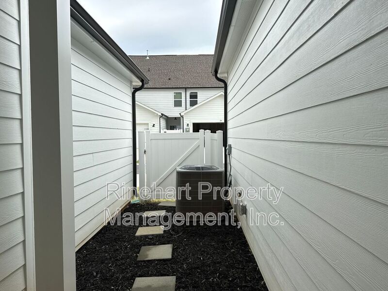 BRAND NEW TOWNHOME w/ Garage Parking ***RENT SPECIAL: $0 FIRST MONTH'S RENT*** property image