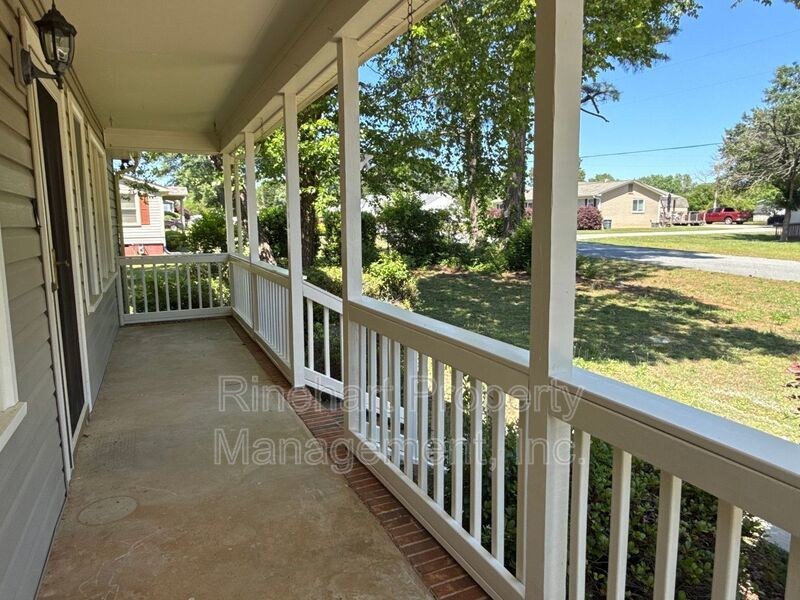 3 BD, 2 BA Home with Large Screened-In Porch property image