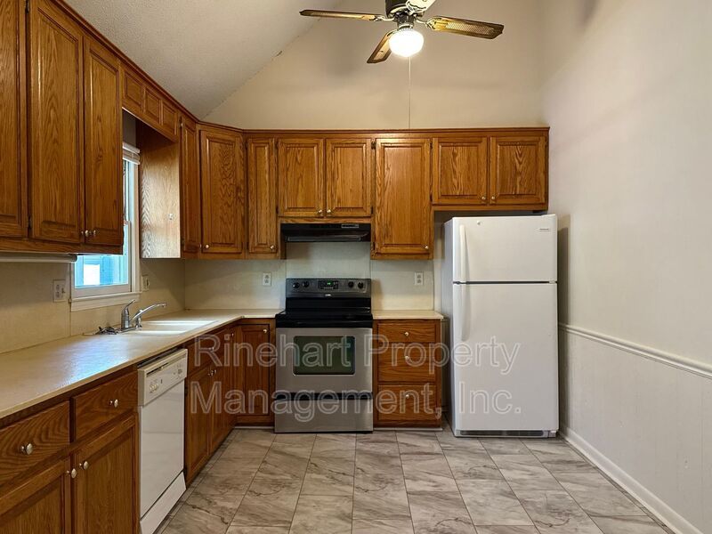 3 BD, 2 BA Home with Large Screened-In Porch property image