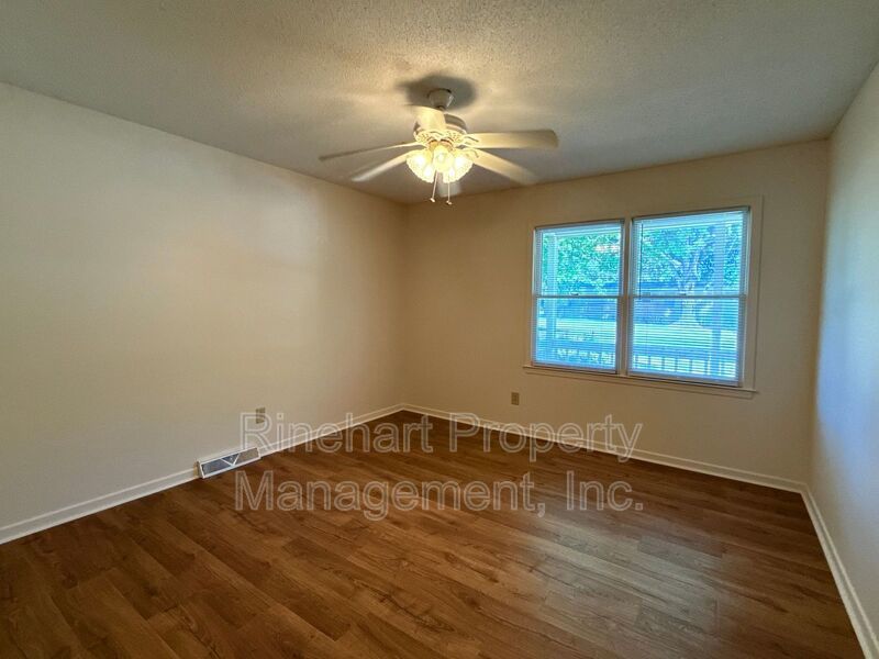 3 BD, 2 BA Home with Large Screened-In Porch property image