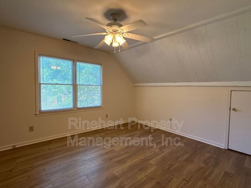 3 BD, 2 BA Home with Large Screened-In Porch property image
