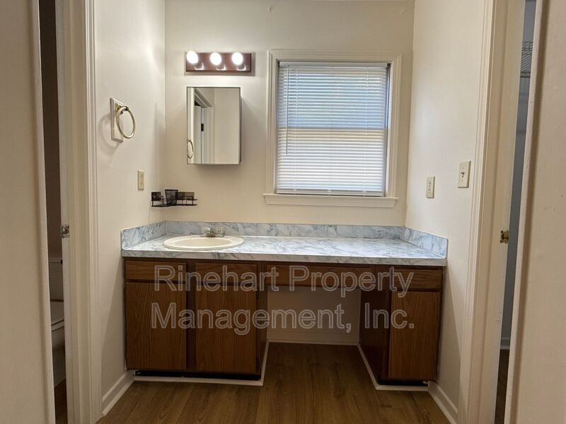 3 BD, 2 BA Home with Large Screened-In Porch property image
