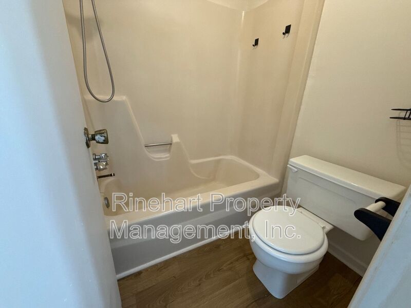 3 BD, 2 BA Home with Large Screened-In Porch property image