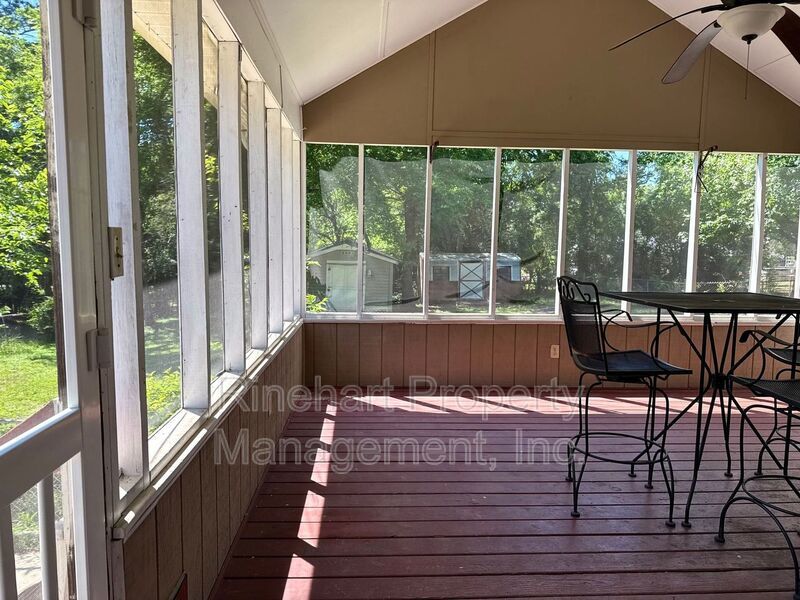 3 BD, 2 BA Home with Large Screened-In Porch property image