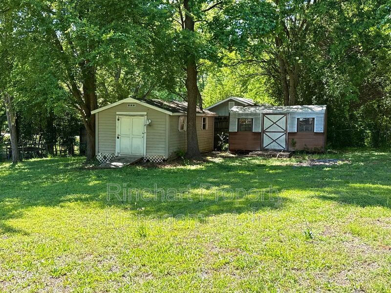 3 BD, 2 BA Home with Large Screened-In Porch property image