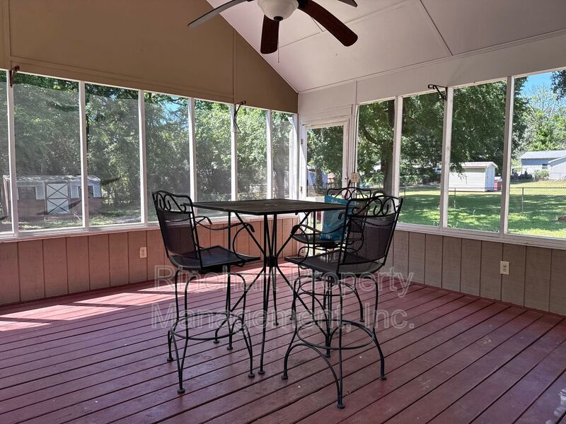 3 BD, 2 BA Home with Large Screened-In Porch property image