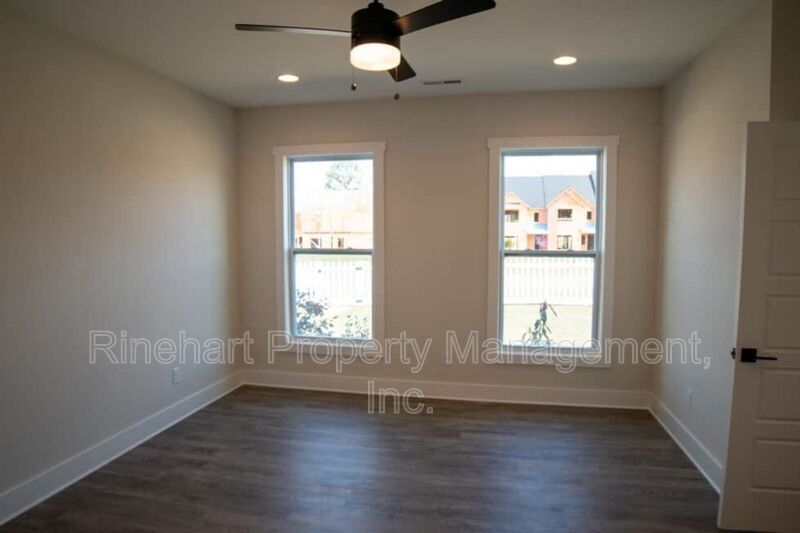 LUXURY TOWNHOME w/ Garage Parking ***RENT SPECIAL: $0 FIRST MONTH'S RENT*** property image