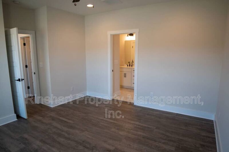 LUXURY TOWNHOME w/ Garage Parking ***RENT SPECIAL: $0 FIRST MONTH'S RENT*** property image