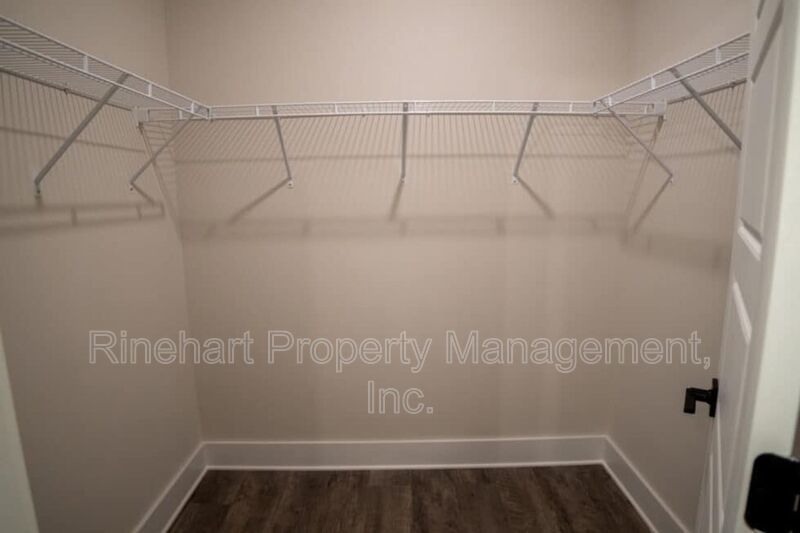 LUXURY TOWNHOME w/ Garage Parking ***RENT SPECIAL: $0 FIRST MONTH'S RENT*** property image